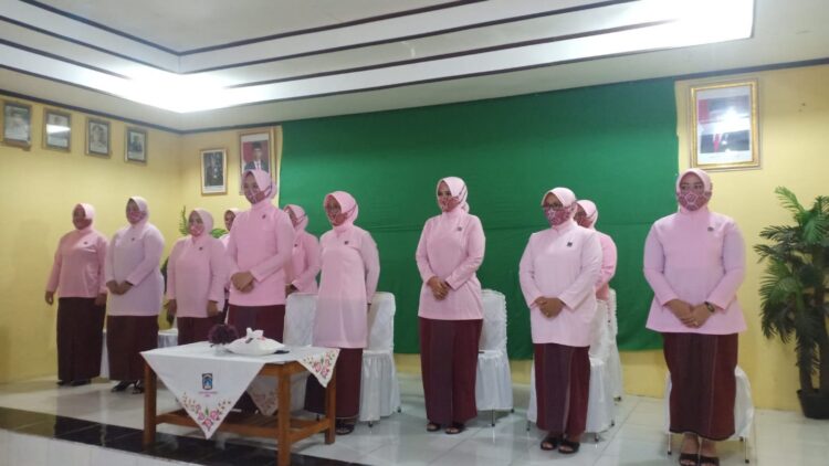 FOTO BERSAMA— Ketua Bhayangkari Cabang Polres Kepulauan Mentawai Ny. Farida Mu’at didampingi  Wakil Ketua Bhanyangkari Cabang Kepulauan Mentawai Ny. Yenny Syaiful dan pengurus lain foto bersama.