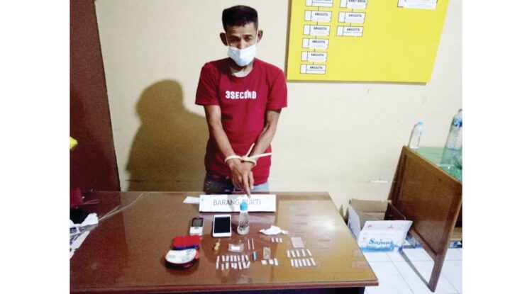 Pengedar Diciduk saat Tunggu Pembeli di Jalan Sibaruas Pilubang, 33 Paket Sabu Disita 1 PENGEDAR— Pelaku berinisial MH (42) ditangkap jajaran Satresnarkoba Polres Pariuaman dengan barang bukti 33 paket sabu.
