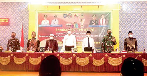 HUT TNI Ke-76, Kodim 0306/50 Kota Gelar Serangkaian Kegiatan Keagamaan, Bupati : Sejalan dengan Program Pemda Wujudkan 50 Kota Madani 1 MEMBUKA LOMBA— Bupati Limapuluh Kota Safaruddin Dt Bandaro Rajo bersama Wali Kota Payakumbuh, Dandim, Dewan Pembina ICBS, Kepala ICBS Payakumbuh saat membuka acara lomba tahfiz, dai cilik dan azan serta imam bagi babinsa.