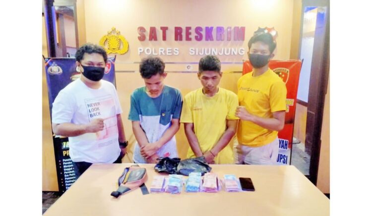GELAPKAN UANG PENJUALAN—Satreskrim Polres Sijunjung mengamankan dua orang pelaku dan barang bukti atas kasus penggelapan.