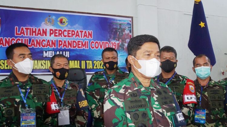 ARAHAN— Danlantamal II Laksamana Pertama TNI Hargianto.S.E.,M.M.,M.Si (Han) saat berikan arahan kepada prajuritnya, Selasa (26/10).