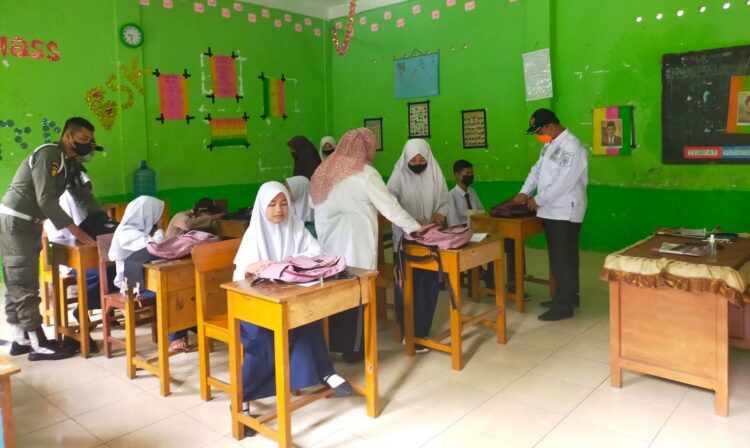 PERIKSA HP— Antisipasi maraknya penyalahgunaan HP oleh siswa disejumlah daerah, Bupati Tanah Datar intruksikan OPD terkait melakukan Pengawasan dan Pemantauan (Wasmat) penggunaan HP oleh siswa.