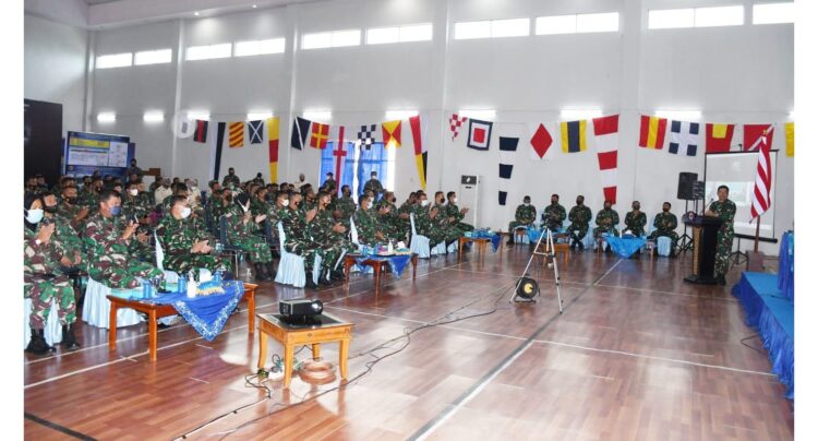 SEMANGATI— Danlantamal II Laksamana Pertama TNI Hargianto.S.E.,M.M.,M.Si(Han) semangati prajurit matra laut.