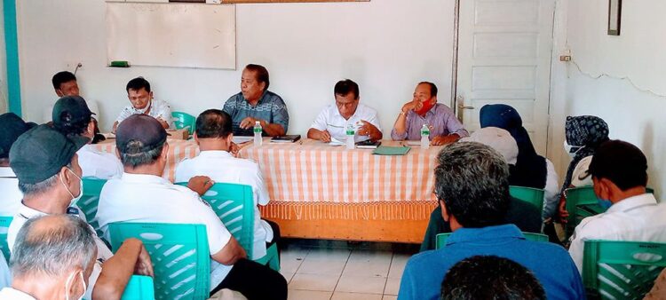 ARAHAN—Ketua Koperbam Telukbayur Chandra saat berikan arahan kepada para KRK saat rapat, Senin (4/10).