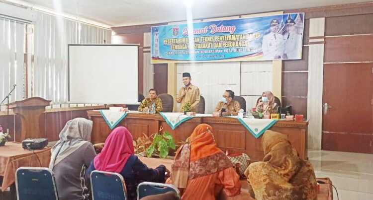 SAMPAIKAN—Ibnu Asis menyampaikan apresiasi dan penghargaan yang tulus atas antusiasme dan semangat belajar yang tinggi dari para peserta Bimtek yang merupakan fungsionaris dan aktivis organisasi kemasyarakatan di tingkat kelurahan.