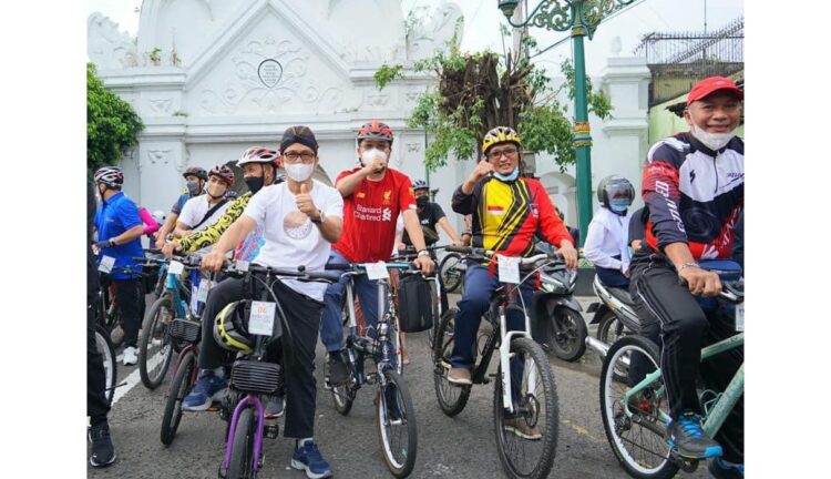 BERSEPEDA— Wali Kota Padang Hendri Septa mengikuti kegiatan ‘Monalisa Tilik Jeron Benteng. Wako menikmati harmoni Yogya dengan lima jalur sepeda wisata, Kamis (14/10) pagi.