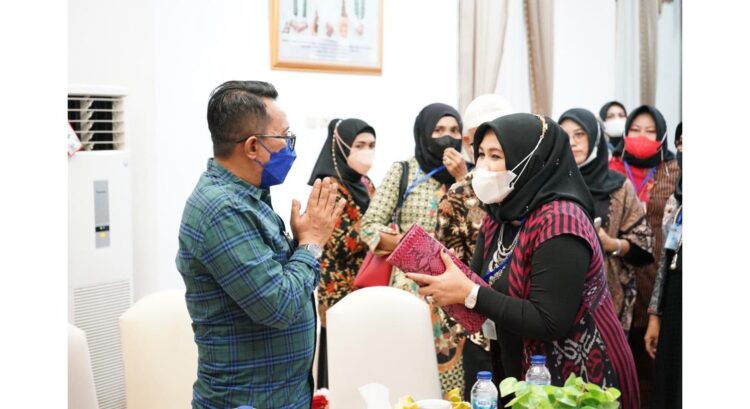 KUNJUNGI—IKTD Kota Pekanbaru mengunjungi  Bupati Tanahdatar di Indo Jolito, Sabtu (2/10).