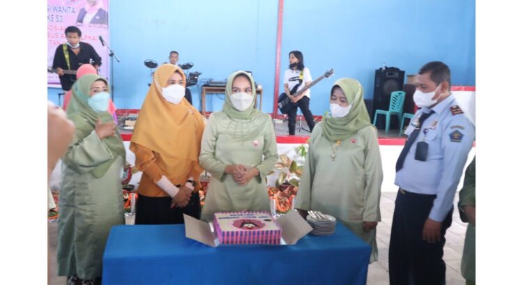 FOTO  BERSAMA—Ketua BKOW Sumbar  kunjungi LPKA Tanjung Pati foto bersama.