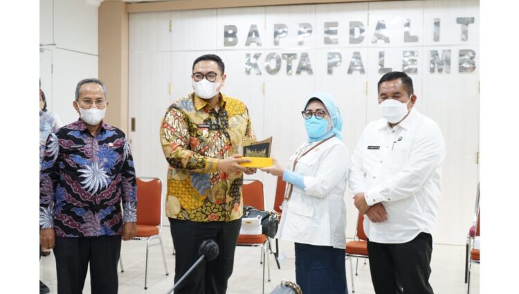 Jajaki Kerja Sama, TPID Merapat ke Palembang 1 TUKAR CENDERA MATA— Wabup Richi tukar cendera mata dengan Kota Palembang.