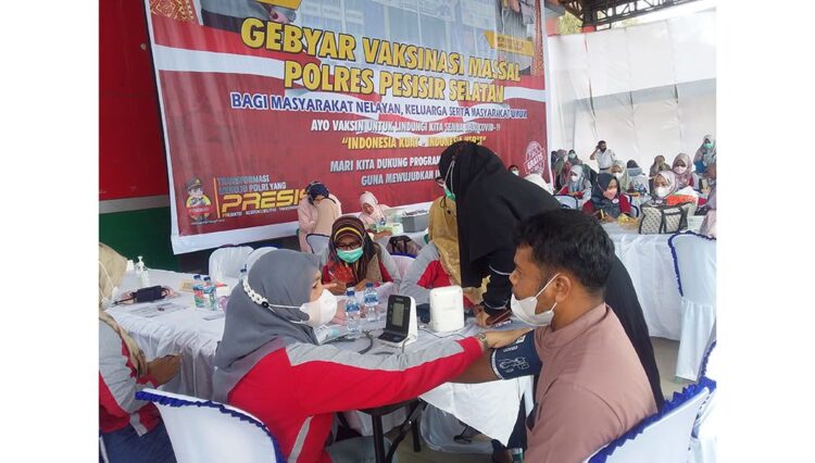 GEBYAR VAKSINASI— Peserta gebyar vaksinasi massal presisi dan bakti sosial digelar Polres Pessel di kawasan wisata Pantai Carocok, Painan.