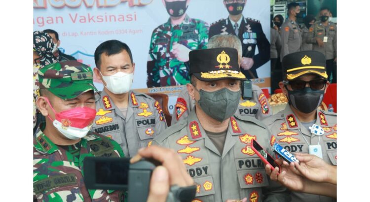 Kapolda Sumbar Puji Antusiasme Masyarakat Ikut Vaksinasi 1 DIWAWANCARAI-Kapolda Sumbar Irjen Pol Teddy Minahasa saat diwawancarai wartawan.