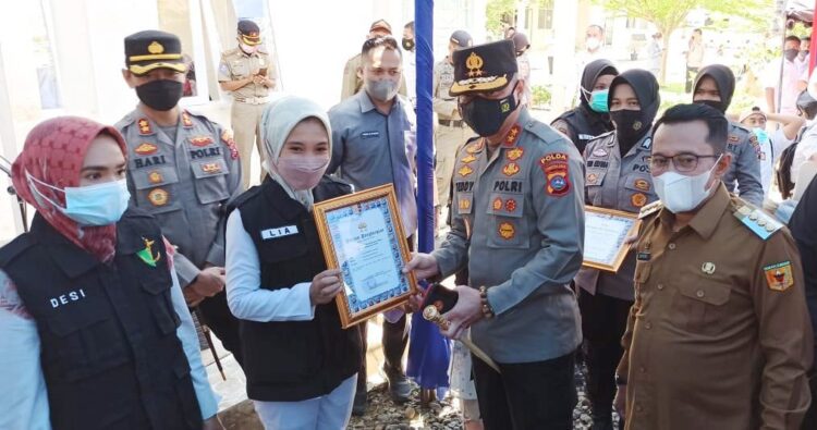 BERIKAN PENGHARGAAN—Kapolda Sumbar  Irjen Pol Teddy Minahasa  memberi penghargaan  kepada tim medis yang melakukan vaksinasi.