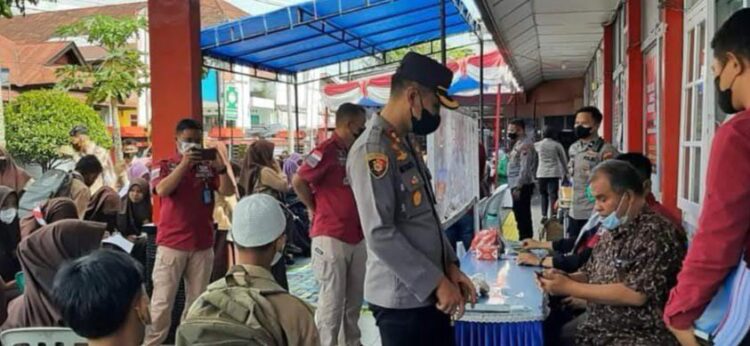 BUKA GERAI— Kapolres Padangpanjang AKBP Novianto Taryono membuka Gerai Vaksinasi di pusat kota hingga pelosok nagari.