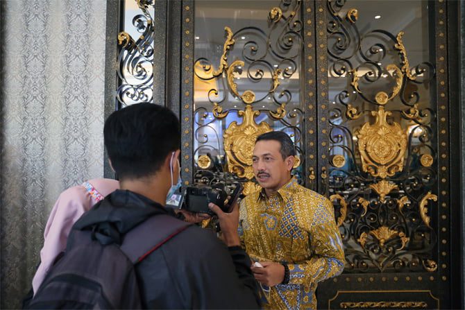 Kemendag RI Ingatkan Konsumen, Waspada 31.553 Depot Air Minum Tak Higienis 1 Kementerian Perdagangan akan terus menggalakkan program dan sosialisasi tentang perlindungan konsumen kepada masyarakat serta melakukan pembinaan pelaku usaha untuk pemenuhan standar dan pengendalian mutu; pengawasan barang beredar; dan pengukuran dan takaran secara tepat. Selain itu juga memastikan tertib niaga di semua pasar dan gerai transaksi perdagangan.