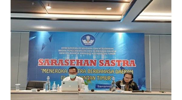 27 Bahasa Daerah Kaltim dan Kaltara Terancam Punah 1 BUKA ACARA—Kepala Kantor Bahasa Provinsi Kaltim Anang Santosa saat membuka acara Sarasehan Sastra “Meneroka Sastra Berbahasa Daerah di Kalimantan Timur.