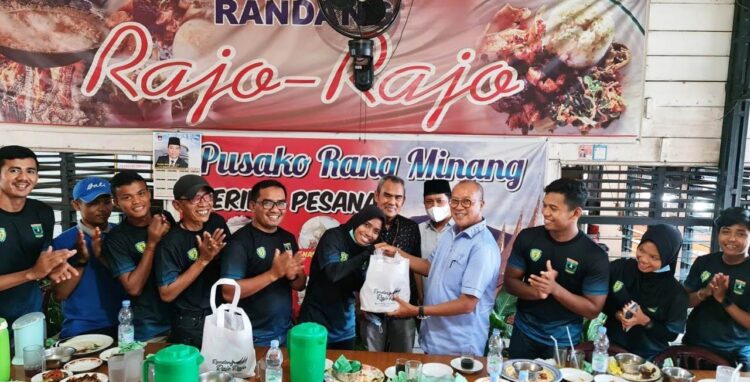 LEPAS— Ketum Pengprov PASI Sumbar Budi S Syukur melepas tim atlet Pasi Sumbar bertolak ke Mimika, Papua.