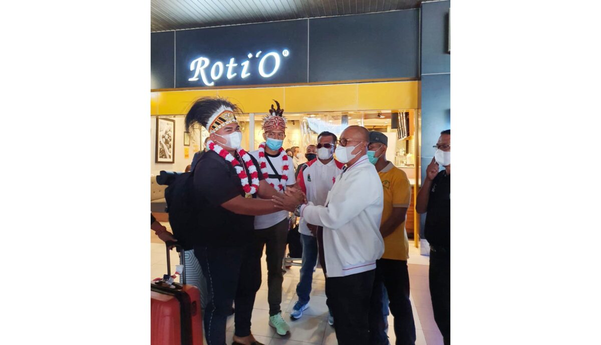 Ketum Pengprov PASI Sumbar S Budi Syukur saat mengalungkan bunga kepada Rafika saat kepulangan dari PON XX Papua 2021