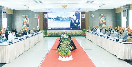 PAPARKAN— Kapolda Sumbar Irjen Pol Teddy Minahasa memaparkan terkait penanganan Covid-19 serta dalam proses percepatan vaksinasi saat melakukan pertemuan dengan Tim Komisi III DPR RI.