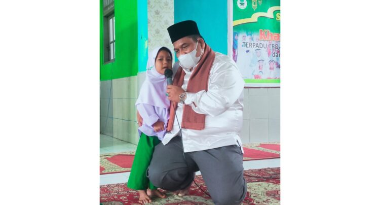 BIMBINGAN—Bupati Padangpariaman  Suhatri Bur saat hadiri didikan subuh dan berikan bimbingan.