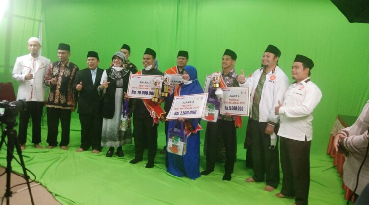 PEMENANG LOMBA DAI— Para pemenang lomba dai yang digelar DPW PKS Sumbar berfoto bersama usai menerima hadiah saat acara penutupan, Sabtu (23/10).