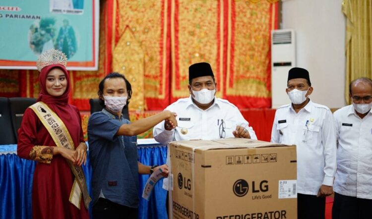 Bupati Padangpariaman Suhatri Bur, kemarin, membuka kegiatan lomba desain batik tingkat Kabupaten Padangpariaman.