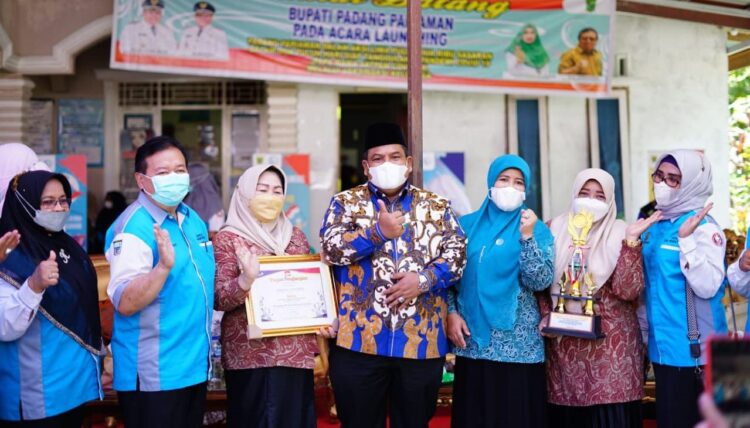 Bupati Padangpariaman Suhatri Bur, kemarin, launching Papa Mama Satpam Covid-19.