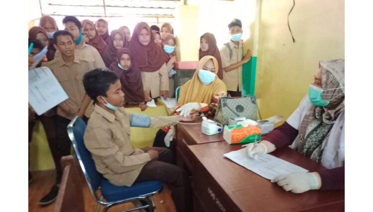 SUNTIK VAKSIN— Sejumlah siswa MTsN 5 Padangpariaman bekerjasama dengan Puskesmas Ulakan dan Pemerintah Kecamatan Ulakan Tapakih, saat disuntik vaksin Covid-19.