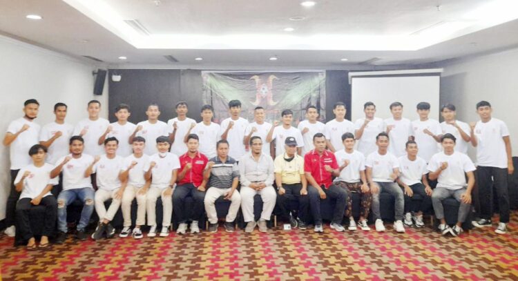 PS. Machudum’s Incar Juara Liga 3 Sumbar, Suparman: Jangan Sampai Pelengkap Penderita di Liga 3 Sumbar 1 FOTO BERSAMA— Seluruh skuad PS. Machudum’s berfoto dengan Manajer PS. Machudum’s serta jajaran direksi dan sesepuh Machudum’s saat dillakukan lauching klub dan penandatanganan kontrak manajer PS. Machudum’s yang dilakukan di Hotel Bumi Minang, Rabu (27/10) malam.