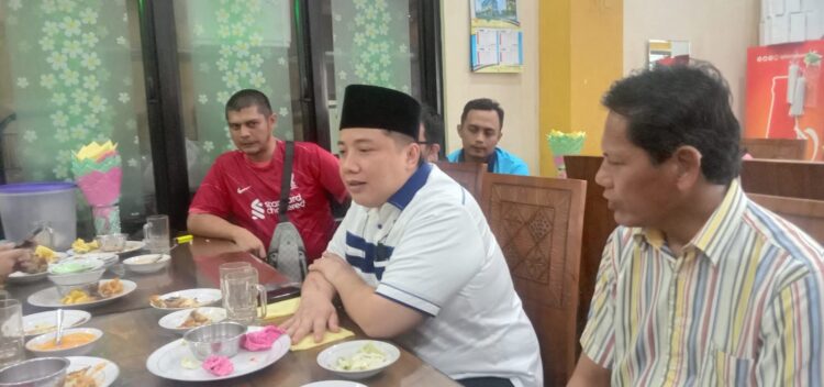 DISKUSI— Manajer PSP Padang Irwan Sangir Afriadi saat berdiskusi dengan media soal target PSP Padang untuk naik kasta ke Liga 2 Indonesia.