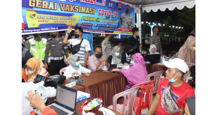 VAKSINASI— Sejumlah pengunjung yang berwisata ke RTH Logas Muaro Sijunjung mengikuti vaksin pada gerai vaksinasi yang digelar di tempat hiburan tersebut.
