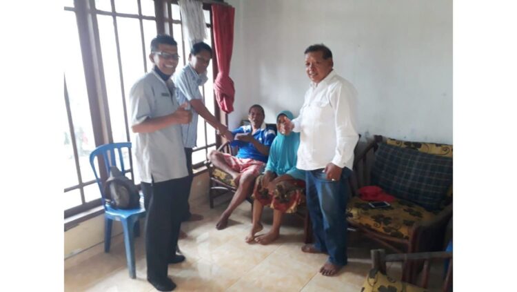 TALI  ASIH— Mewakili rekan-rekan mantan pemain PSP Padang Joni Efendi serahkan tali asih kepada rekan mantan pemain PSP Padang yang di rumahnya.