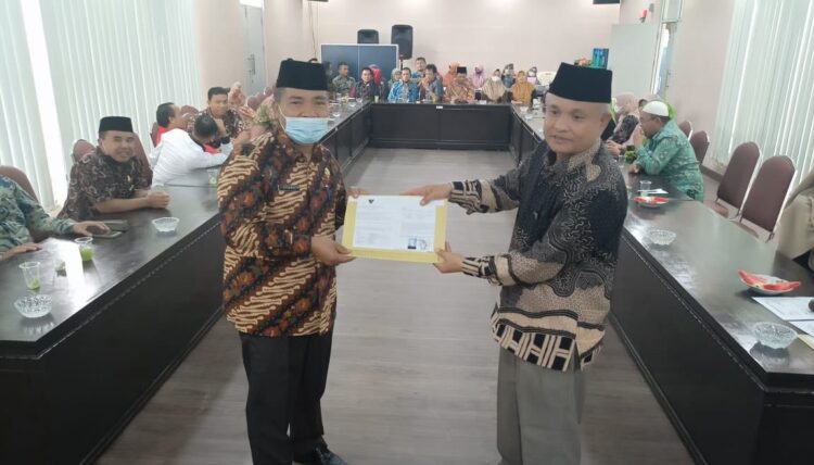 Kakankemenag Kabupaten Tanah Datar Hadiri Perpisahan Dua ASN 1 TERIMA SK PENSIUN— Mantan Wabup Masnefi menerima SK pensiun dari Kakan Kemenag Tahahdatar.