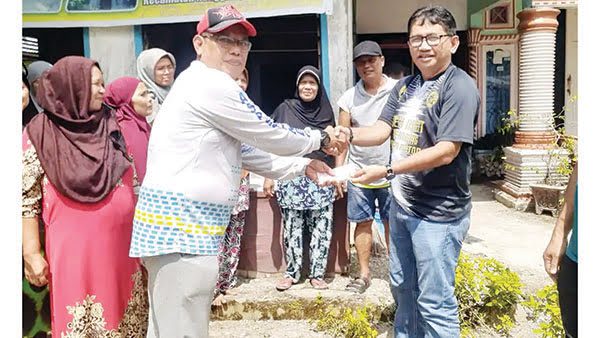 Mastilizal Aye Bantu Mushalla Nurul Ikhlas Banda Gadang 1 SERAHKAN BANTUAN MUSHALLA— Ketua Fraksi Gerindra DPRD Kota Padang Mastilizal Aye, menyerahkan bantuan untuk pembangunan Mushalla Nurul Ikhlas sebesar Rp2 juta.