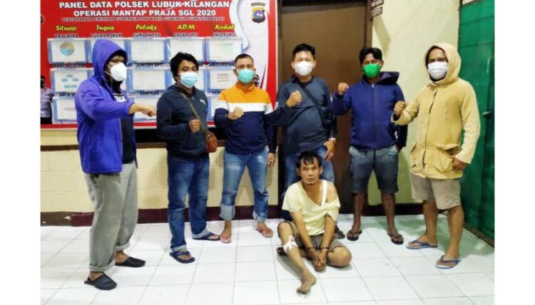 Melawan Saat Ditangkap, Pelaku Pencurian di SPBU Bandar Buat Ditembak Polisi 1 TIMAH PANAS— Unit Opsnal Polsek Lubuk Kilangan menangkap pelaku pencurian di SPBU Bandar Buat. Pelaku yang aksinya terekam kamera CCTV ini harus dihadiahi timah panas lantaran melawan saat akan ditangkap.