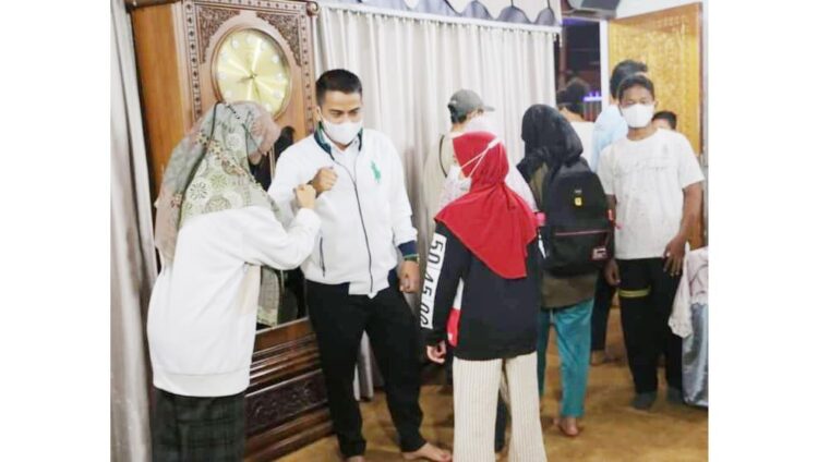 PELEPASAN ATLET— Wakil Wali Kota Solok Ramadhani melepas atlet tenis meja untuk mengikuti Kejurda di Kota Padang.