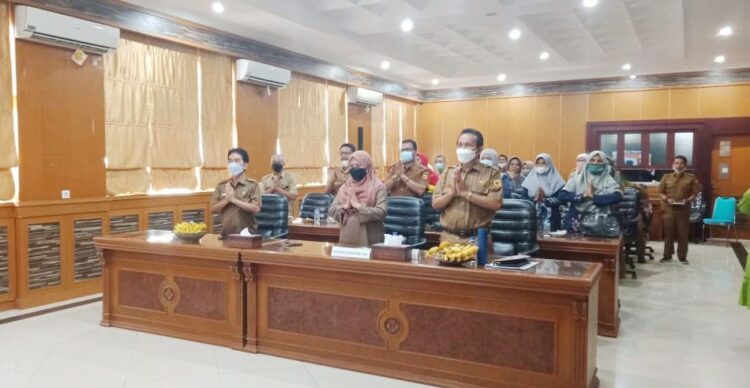 PENGHARGAAN—Menteri Lingkungan Hidup dan Kehutanan RI (LHKRI) Dr. Ir. Siti Nurbaya Bakar, M. Sc memberikan penghargaan  kepada Bupati Tanah Datar  Eka Putra, SE, penyerahan itu dilakukan secara virtual.