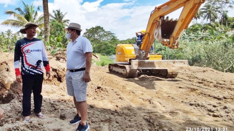 TINJAU—Wako Genius Umar dan Direktur Pembangunan Kawasan Perdesaan Kementerian Desa, Pembangunan Daerah Tertinggal dan Transmigrasi RI (Kemendes PDTT), Rafdinal, tinjau langsung ke lokasi.
