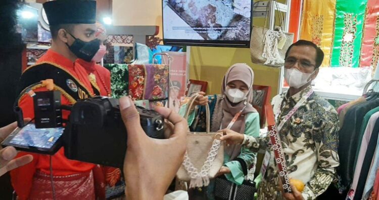 PROMOSI PRODUK UMKM—Bupati Limapuluh Kota mempromosikan produk UMKM Kambuik Taratak di Expo 2021.