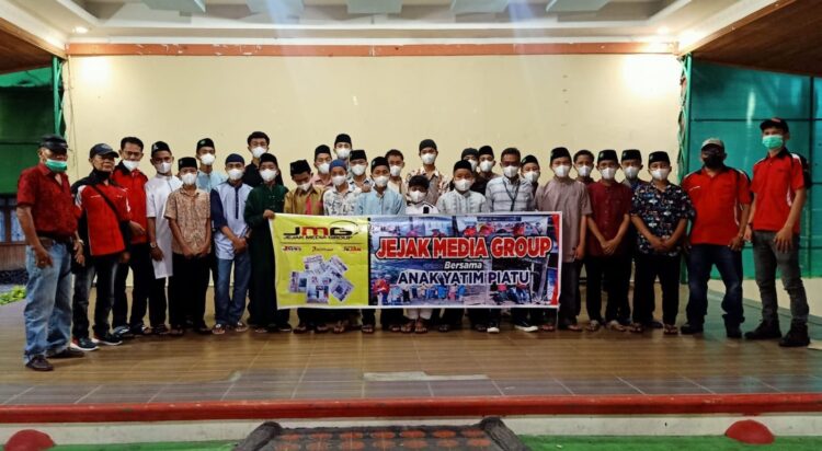 FOTO BERSAMA—Usai kegiatan para pmipinan Jejak Media Group perusahaan yang menaungi Koran Jejak News dan jejak77.com dan anak yatim foto bersama.