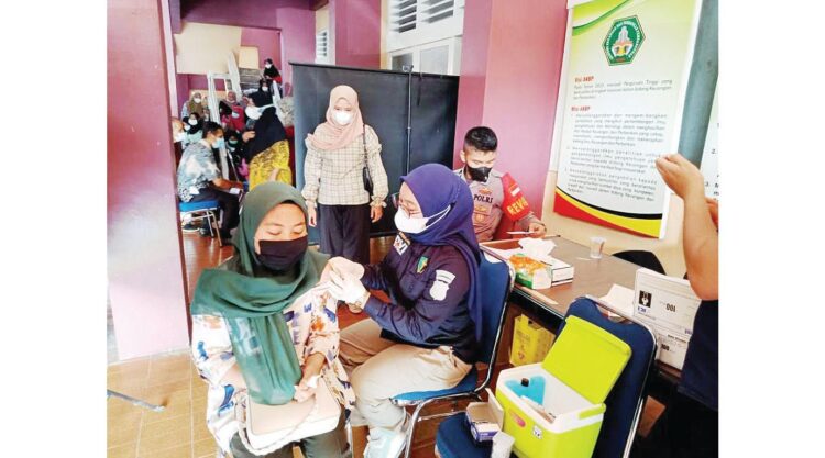 VAKSINASI — AKBP-STIE “KBP” Padang gencarkan melakukan vaksinasi Covid-19 jelang perkuliahan tatap muka. Vaksinasi digelar di kampus yang berada di Jalan Khatib Sulaiman Padang, Sabtu (23/10).