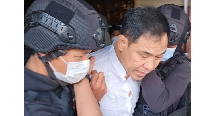 Berkas Lengkap, Munarman Segera Duduk di Meja Hijau 1 DITANGKAP— Munarman diringkus anggota Densus 88 Antiteror di rumahnya di Perumahan Modern Hills, Cinangka, Pamulang, Tangerang Selatan.