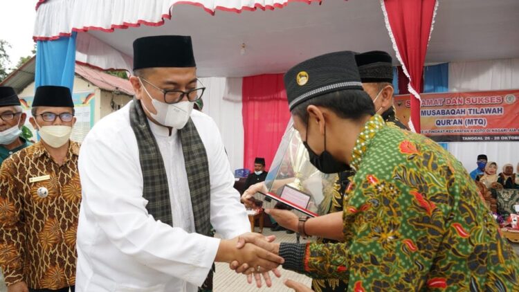 SALAMAN—Wabup tanahdatar  Richi Aprian bersalaman dengan masyarakat.