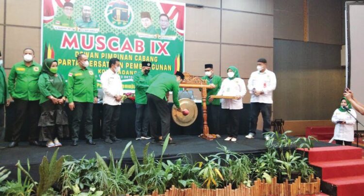 PEMBUKAAN MUSCAB— PPP Kota Padang menggelar Muscab ke-1X, Rabu (13/10) yang ditandai dengan pemukulan gong. Muscab tidak memilih ketua DPC, melainkan untuk memilih tim formatur yang berjumlah 5 orang.