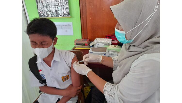 SUNTIK— Seorang siswa di Nagari Lubuk Basung, Kecamatan Lubuk Basung, Kabupaten Agam, sedang disuntik vaksin.