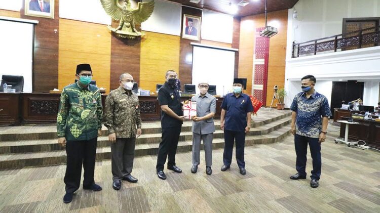 Wakil Gubernur Sumbar Audy Joinaldy memberikan nota pengantar Ranperda tentang  APBD Tahun 2022 kepada pimpinan pairpurna Irsyad Syafar. Dengan telah disampaikannya Nota Pengantar terhadap Ranperda APBD Tahun 2022, maka sesuai dengan tahapan dan mekanisme pembahasannya, dilanjutkan dengan Penyampaian Pandangan Umum Fraksi-Fraksi.