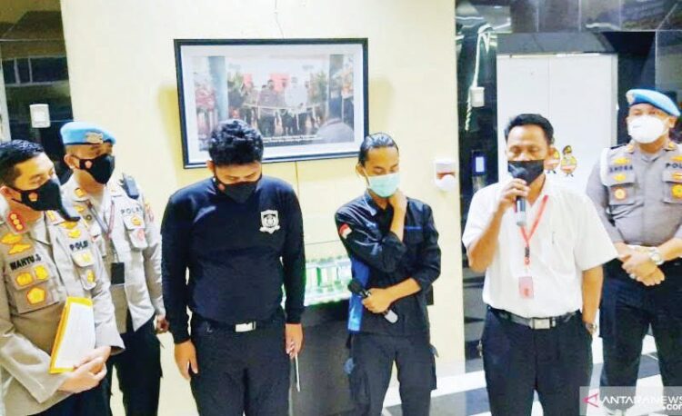 5 Hal Ini Ringankan Hukuman Brigadir NP Pembanting Mahasiswa 1 MINTA MAAF—Oknum Polisi Brigadir NP (ketiga kiri) secara terbuka meminta maaf terhadap korban MFA (ketiga kanan) dan keluarganya atas insiden penganiayaan mahasiswa aksi demonstrasi di Puspemkab Tangerang.