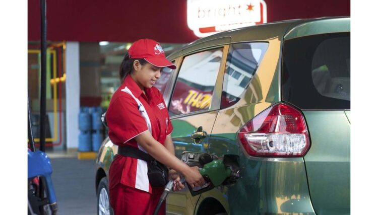 Ilustrasi pengisian BBM kendaraan.