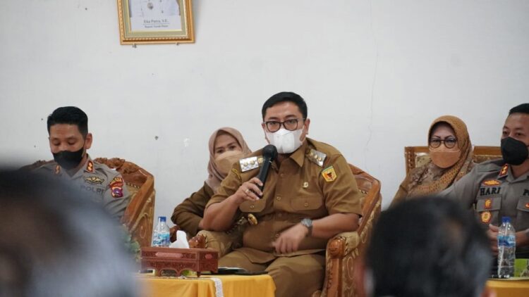 SAMPAIKAN ARAHAN— Wakil Bupati Tanah Datar Richi Aprian saat rapat  Monitoring Evaluasi (Monev) memberikan arahan.