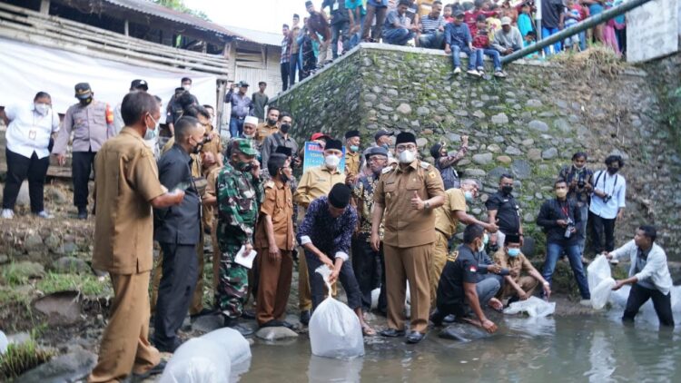 saat melakukan peletakan batu pertama pembangunan Masjid Baburrahim dan pelepasan bibit ikan gariang, Selasa (19/10).
