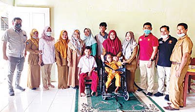 KURSI RODA— Pengurus DPD Gerindra Sumbar menyerahkan lima unit kursi roda kepada guru dan murid SLB Nazirah, Ranah Pesisir, Pessel.